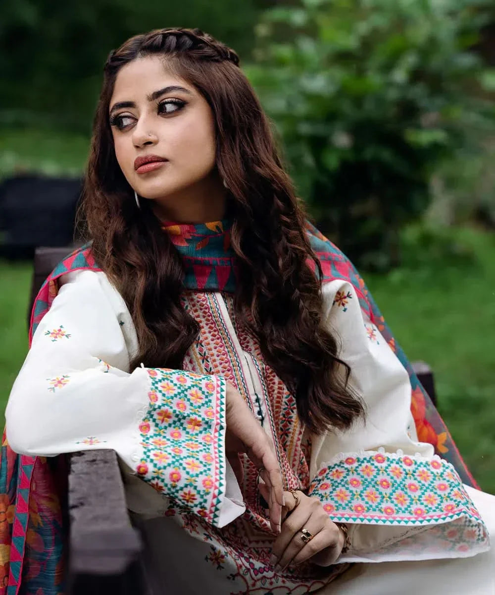 3 PC EMBROIDERED LAWN - BG762