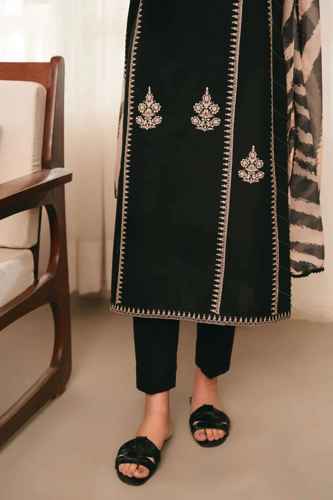 3 PC EMBROIDERED DHANAK SUIT - BG808