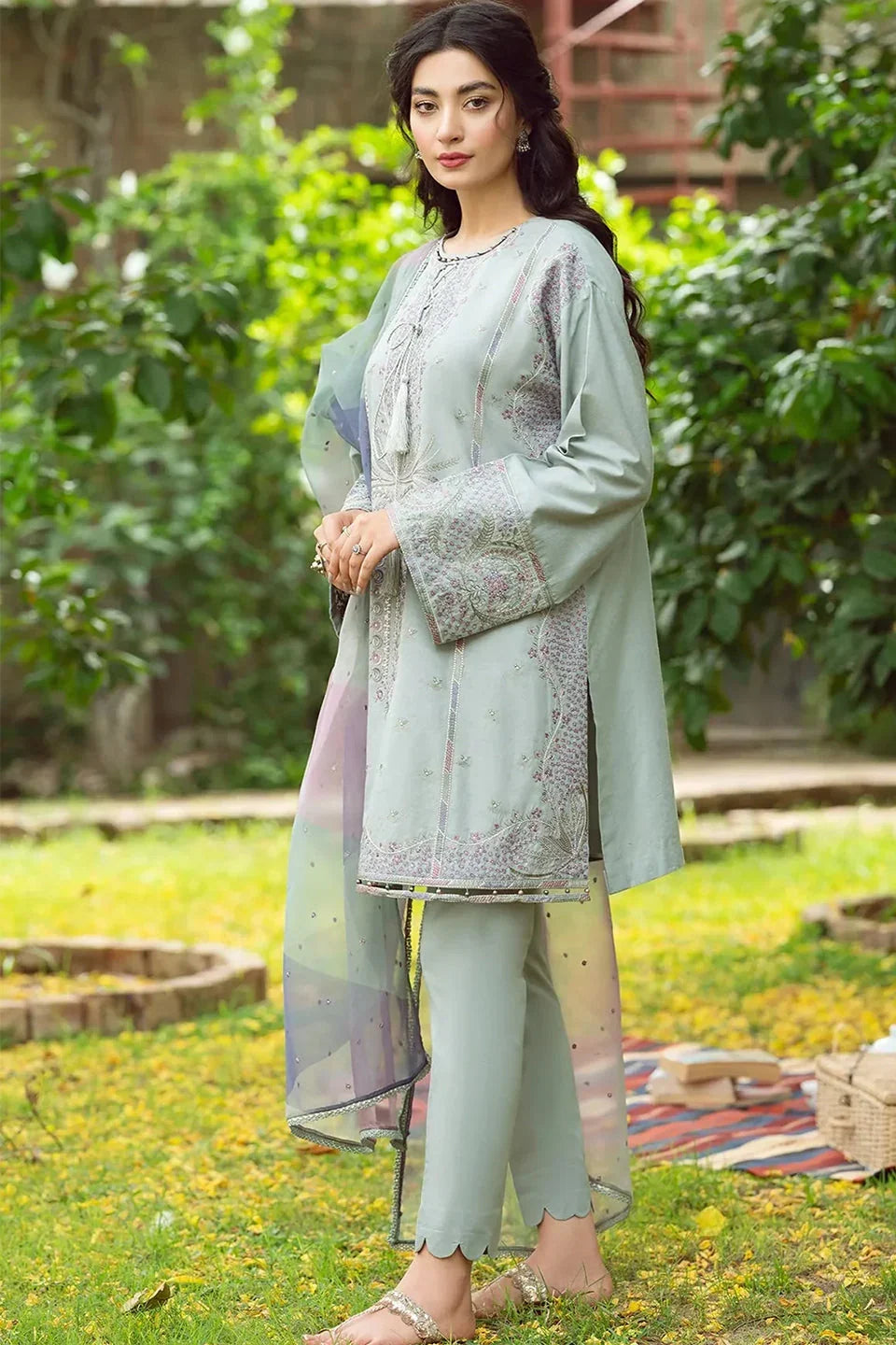 3 PC EMBROIDERED LAWN SUIT - BG869