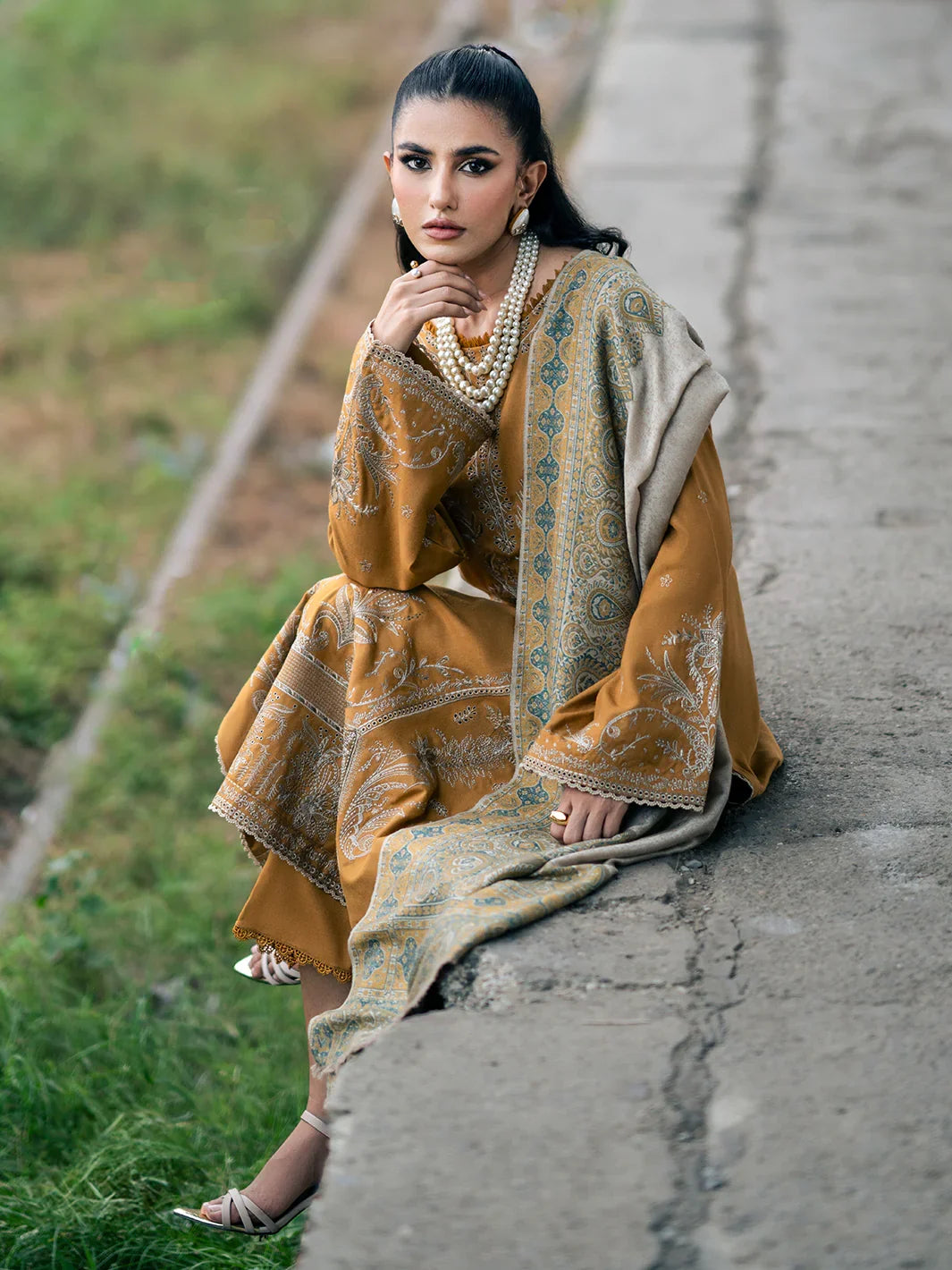 3 PC EMBROIDERED DHANAK SUIT - BG822