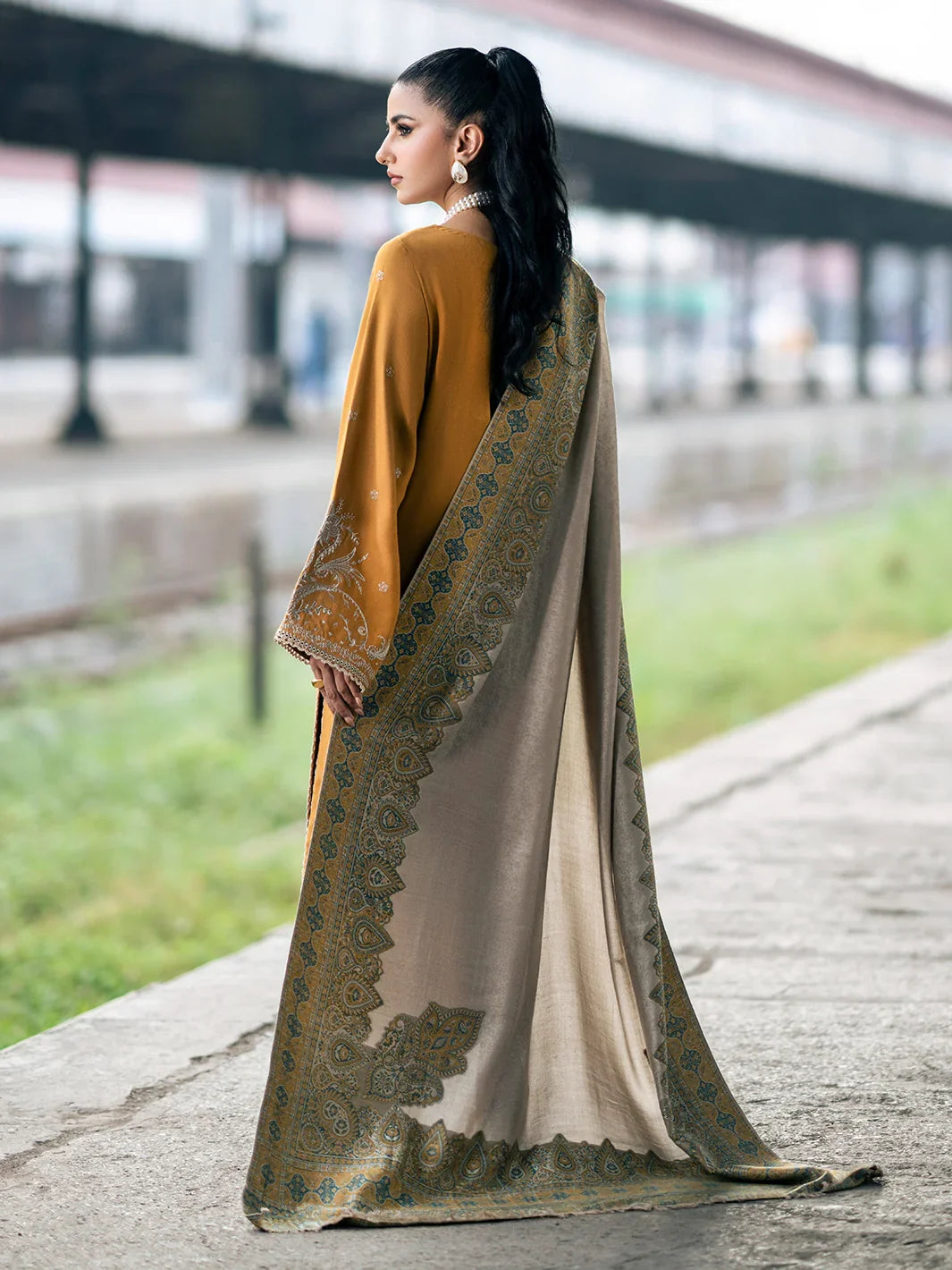 3 PC EMBROIDERED DHANAK SUIT - BG822